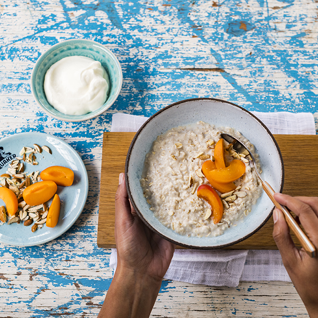 Follow our recipe to make a quick, low fat, high protein porridge made with Quaker protein oats, cinnamon & peaches.