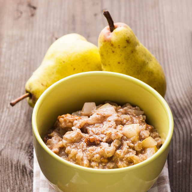 cooked porridge oats with slices of pear and cinnamon sprinkled on top